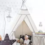 Wigwam en la manoj de infanoj