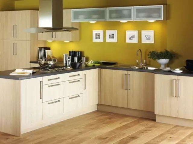 Жовті шпалери на кухні