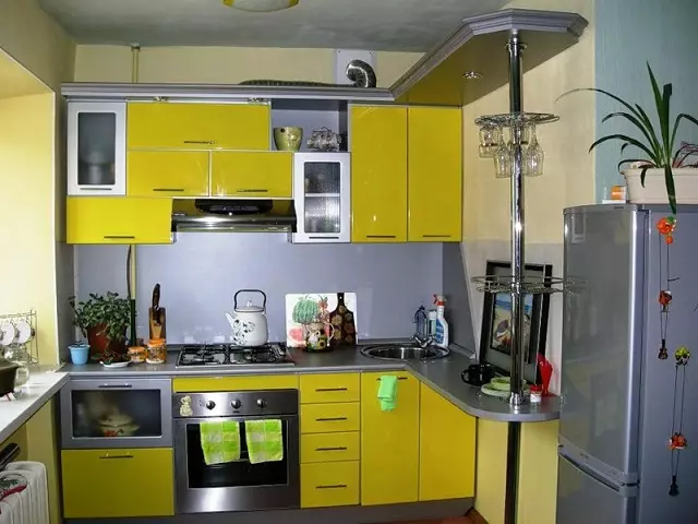 Жовті шпалери на кухні