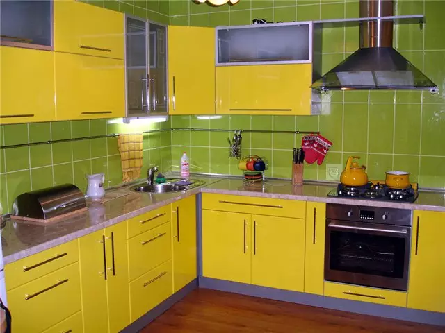 Keltainen taustakuva keittiössä