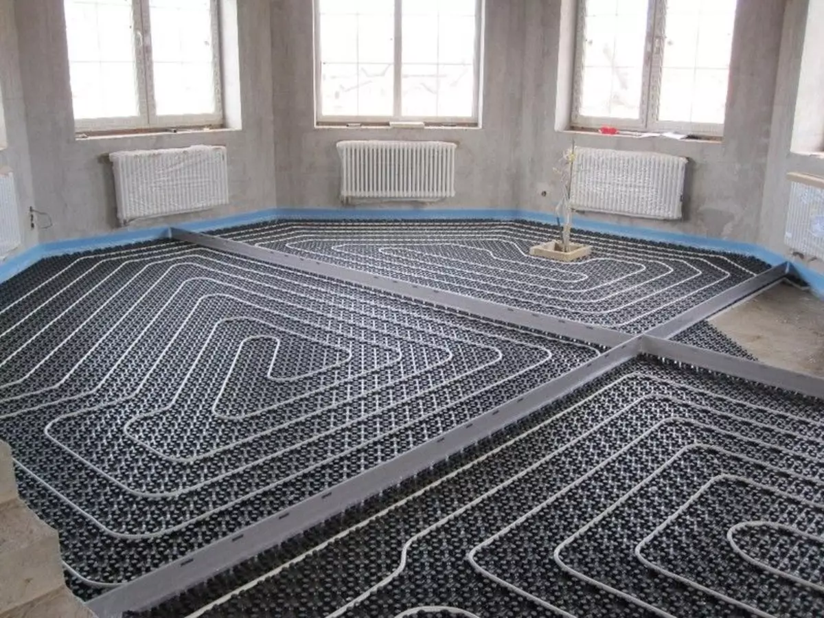 Çfarë tubi është më i mirë për një dysheme të ngrohtë: polietileni ose metali