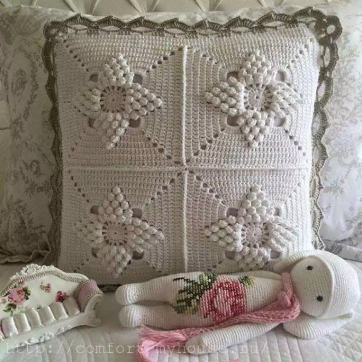ပြောင်းဖူးပုံစံနှင့်အတူ crochet cushion