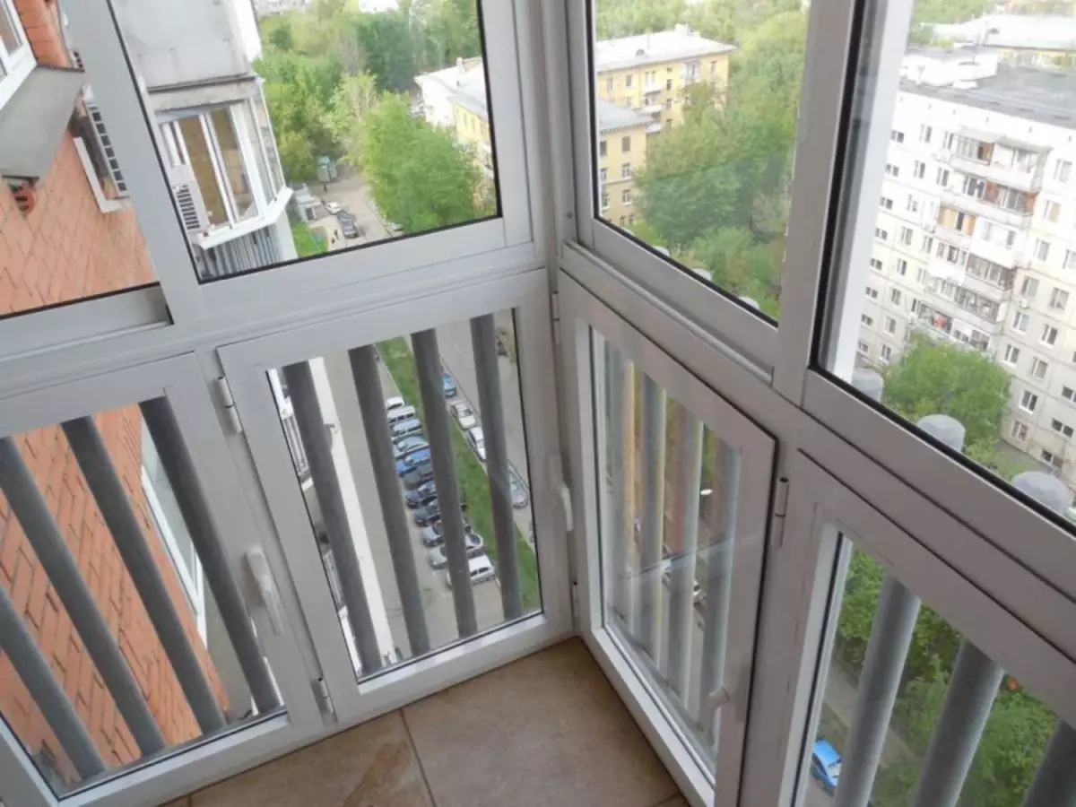 Jendela Prancis di balkon: fitur desain dan instalasi