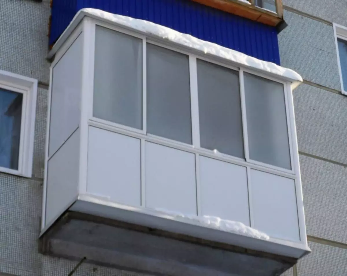 Застекленный пластиковый балкон