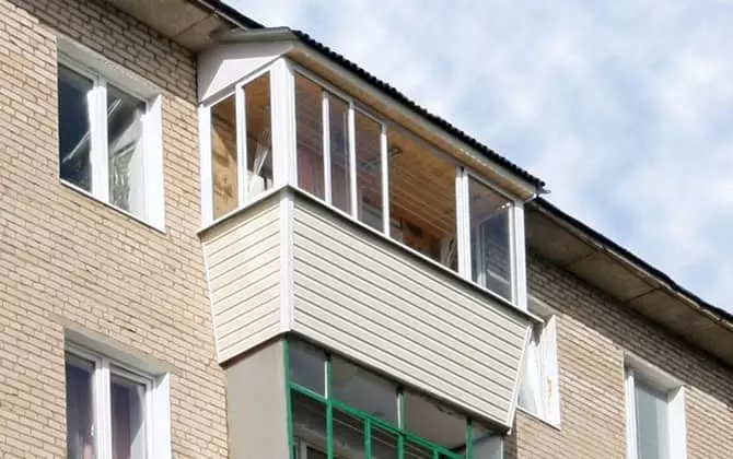 Balcon vitrage avec toit: isoler le dernier étage