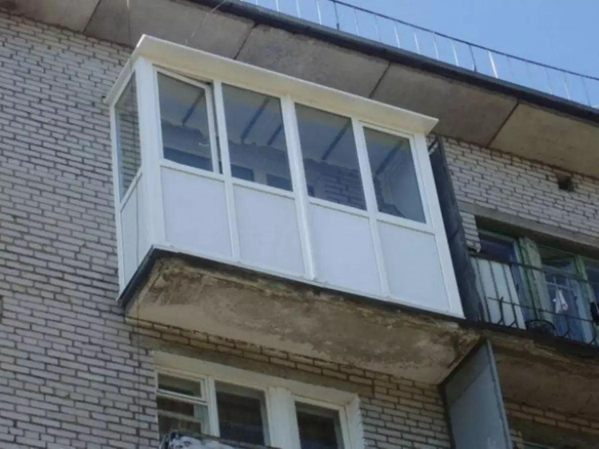 Glazing Balkon mat Daach: isoléieren de leschte Stack
