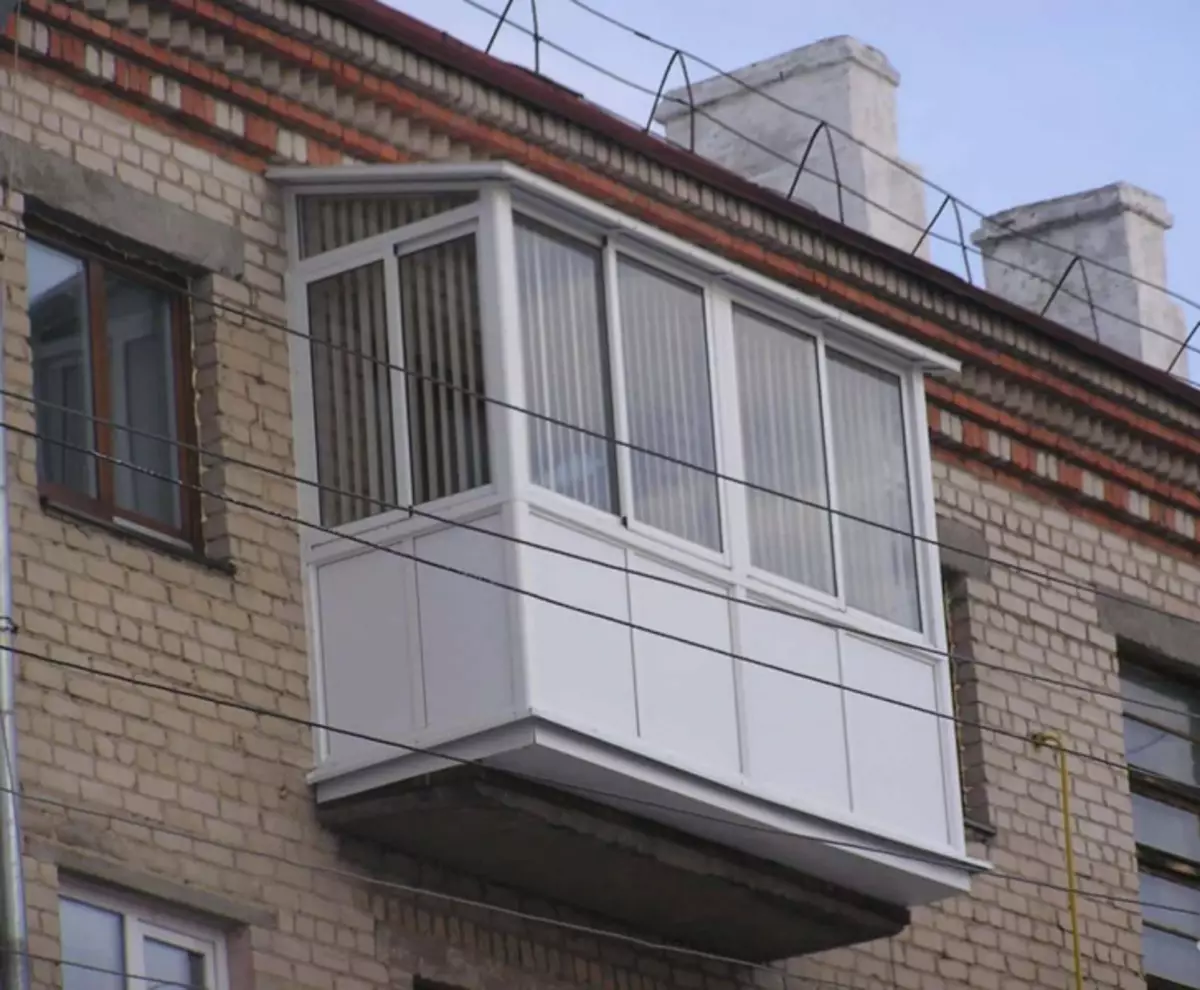Stiklinimas balkonas su stogu: izoliuokite paskutinį aukštą