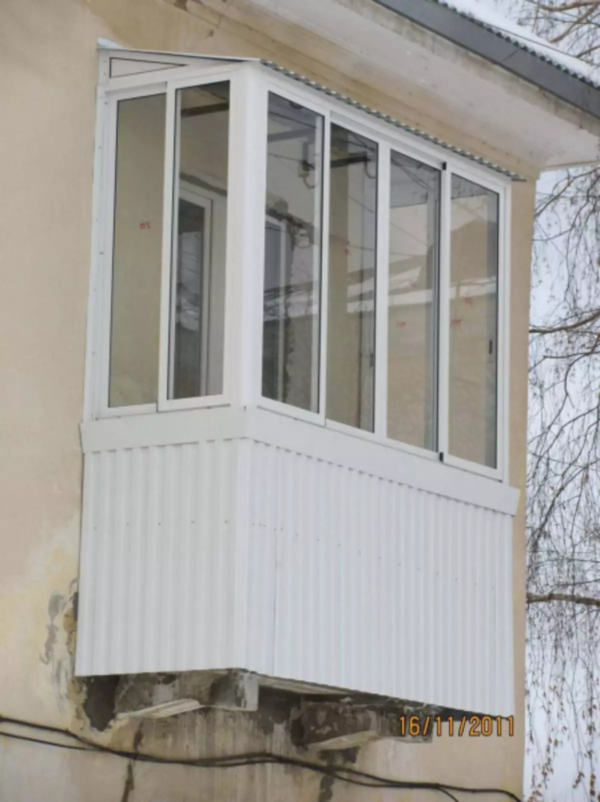 Glazing Balkon mat Daach: isoléieren de leschte Stack