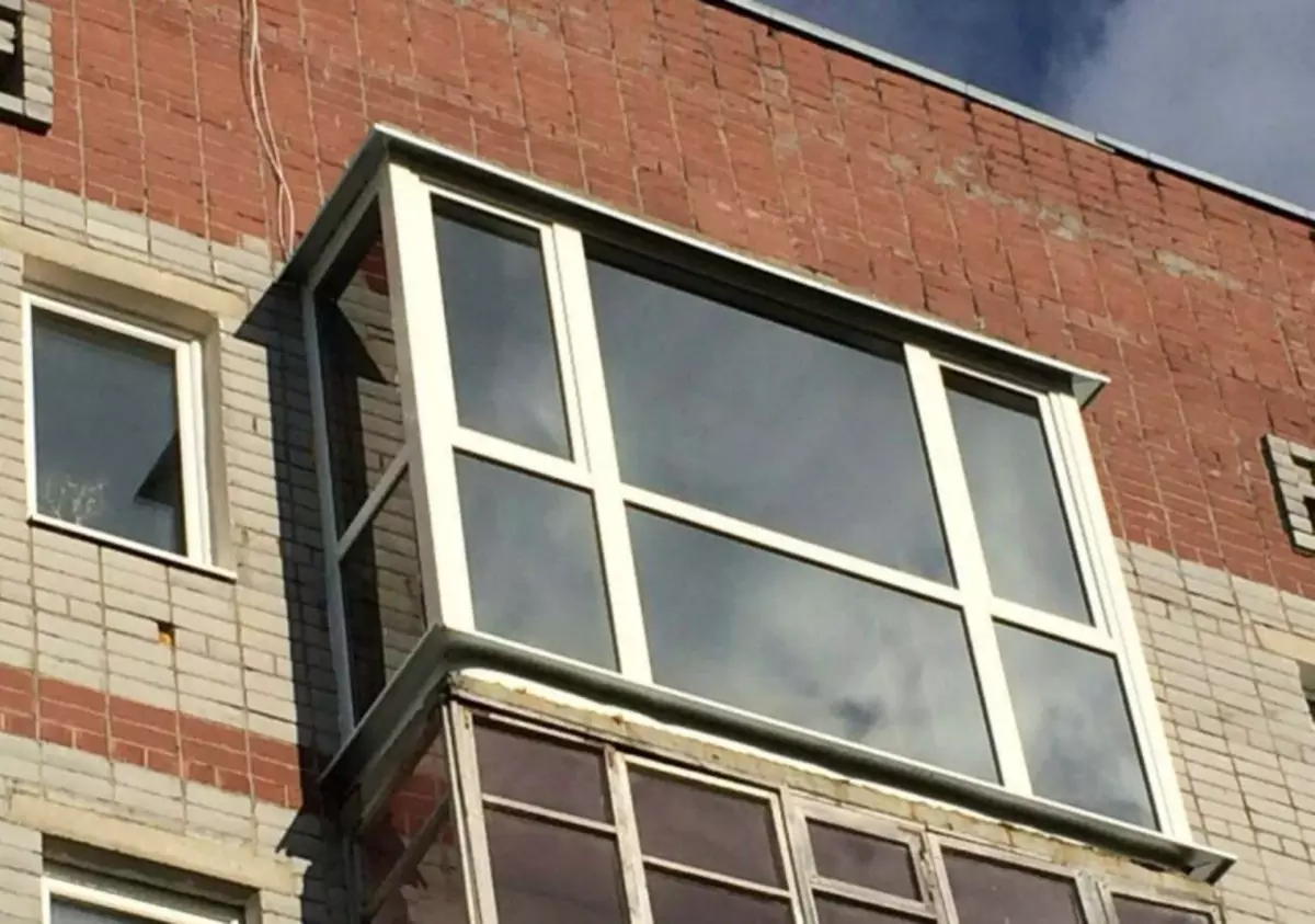 Glazing balkono kun tegmento: izolas la lastan etaĝon