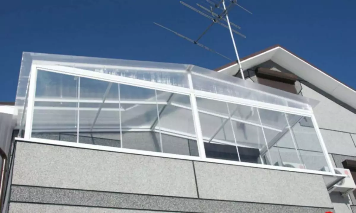 Glazing balkono kun tegmento: izolas la lastan etaĝon