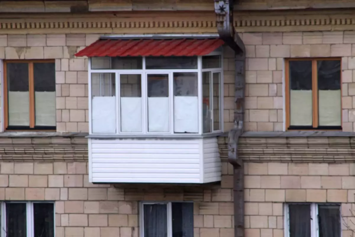 Balcon vitrage avec toit: isoler le dernier étage