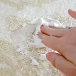 Hogyan lehet eltávolítani a gyurma származó szőnyeg nyom nélkül: egyszerű módszerek és ajánlások tisztítására