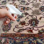 Hogyan lehet eltávolítani a gyurma származó szőnyeg nyom nélkül: egyszerű módszerek és ajánlások tisztítására
