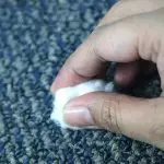 トレースなしでカーペットから粘土を取り除く方法：簡単な方法と洗浄のための推奨事項
