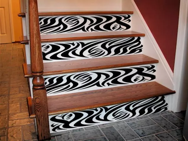 Како украсити кораке степеница у кући и код викендице (33 фотографије)