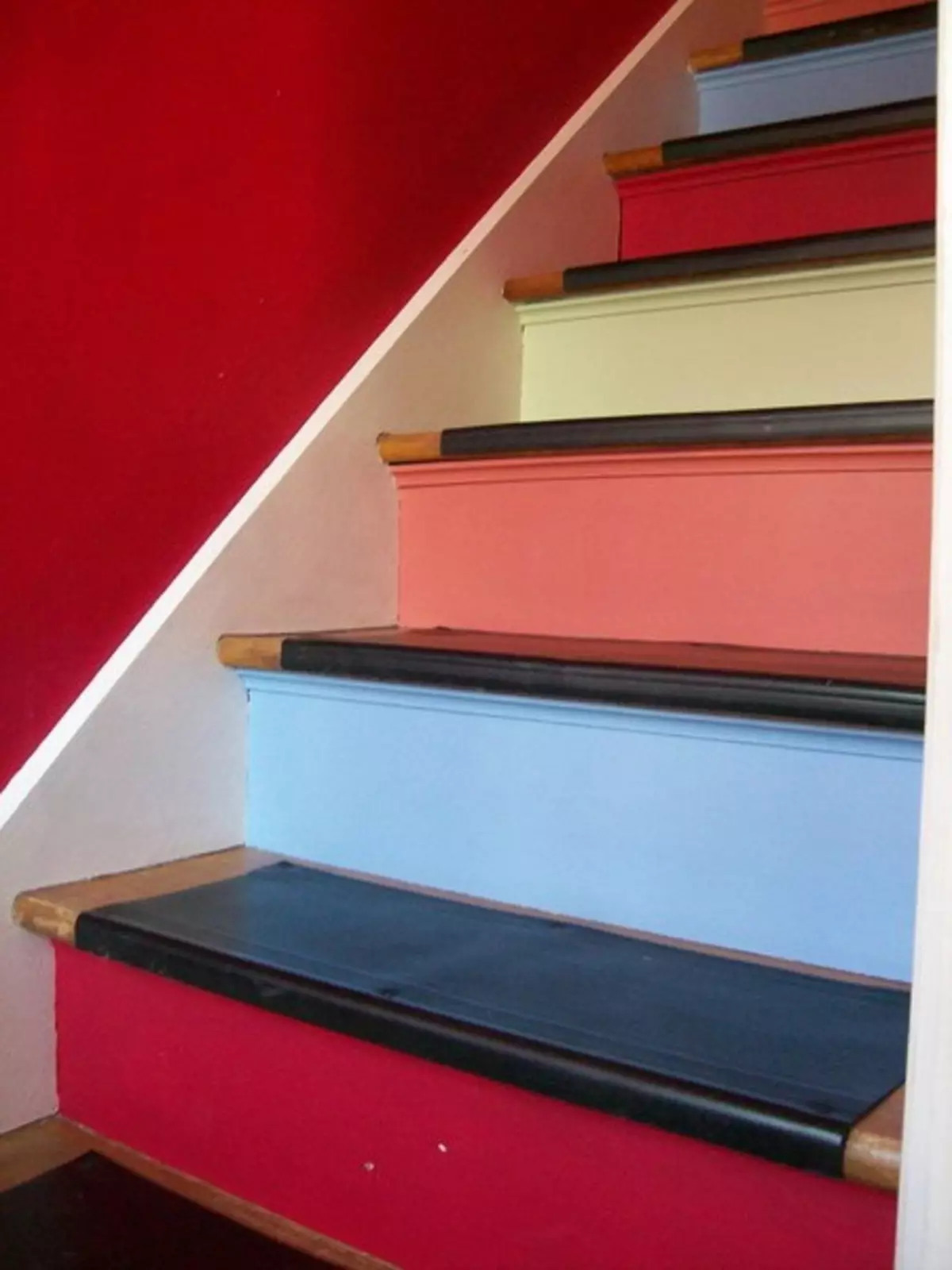 گھر میں سیڑھیوں اور کاٹیج (33 تصاویر) میں سیڑھیوں کے اقدامات کو کیسے سجانے کے لئے