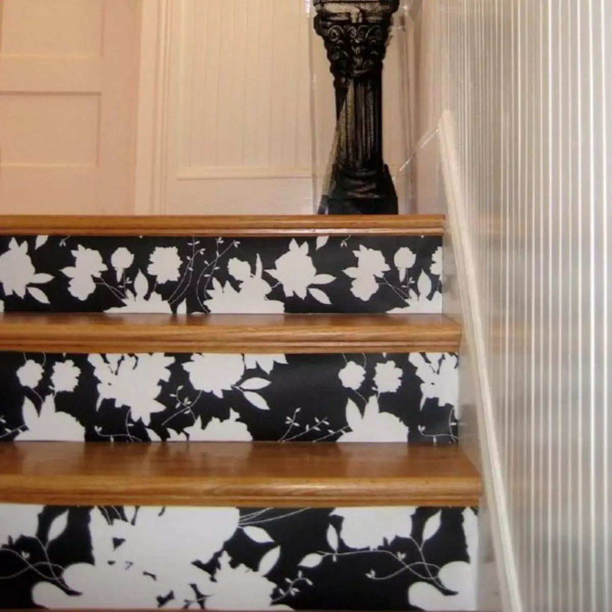 Cómo decorar los escalones de las escaleras en la casa y en la casa de campo (33 fotos)