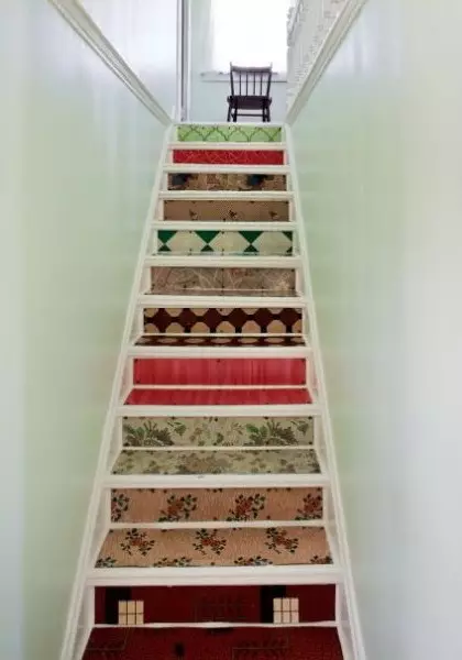 Cómo decorar los escalones de las escaleras en la casa y en la casa de campo (33 fotos)
