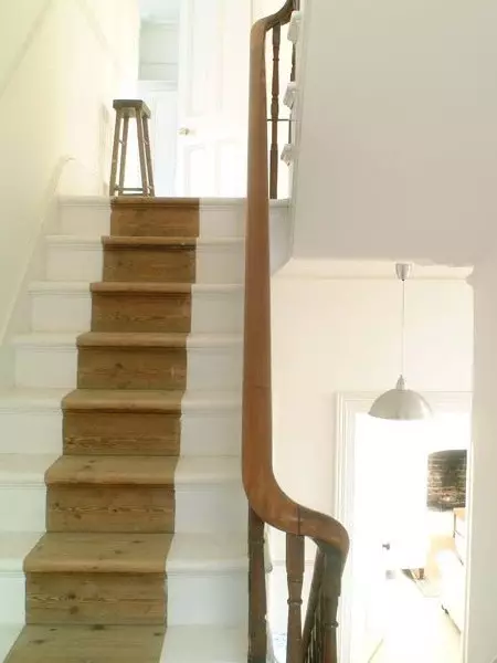 گھر میں سیڑھیوں اور کاٹیج (33 تصاویر) میں سیڑھیوں کے اقدامات کو کیسے سجانے کے لئے