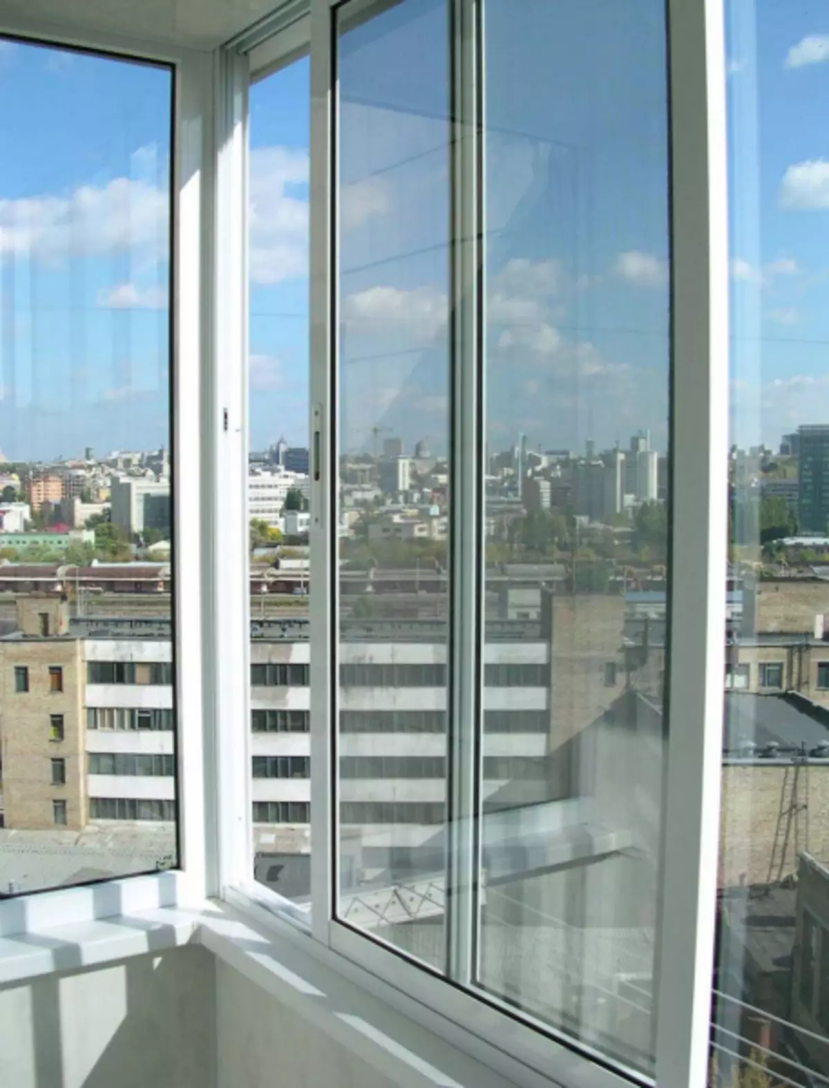 Jendela geser aluminium pada The Loggia: Keuntungan Utama