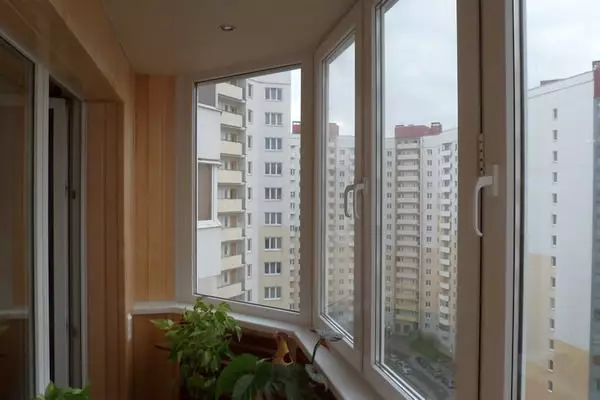 Plibonigita duobla vitro sur la balkono: kiel elekti kaj instali