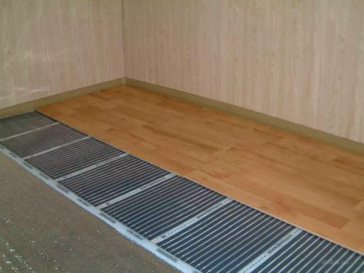 Film di lantai haneut handapeun ubin: instalasi léngkah-léngkah