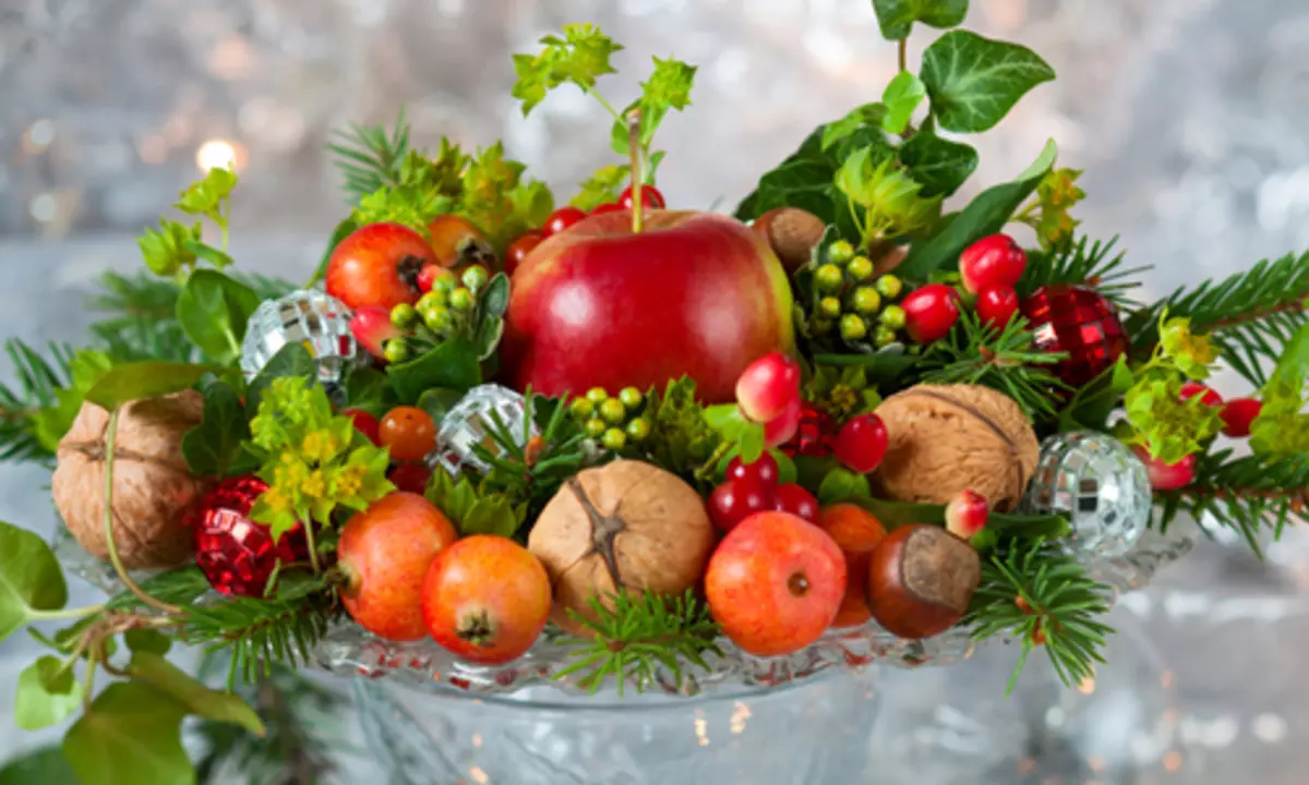Фрукты нового года. Новогодние фрукты. Фрукты и овощи на новогодний стол. Фрукты под елкой. Фрукты на НГ.