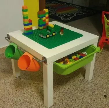 Kinders se tafel vir LEGO doen dit self