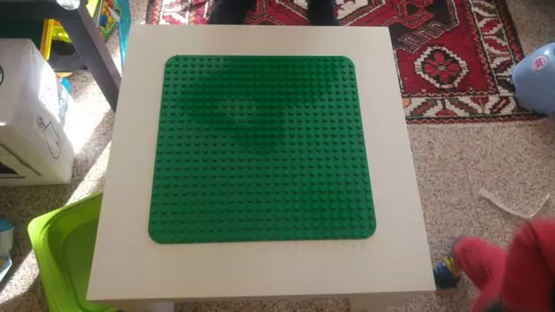 Kinders se tafel vir LEGO doen dit self