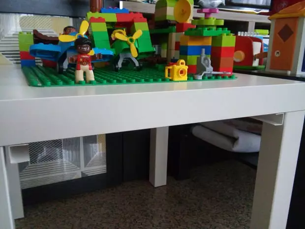 Tafole ea bana bakeng sa Lego e ipuse