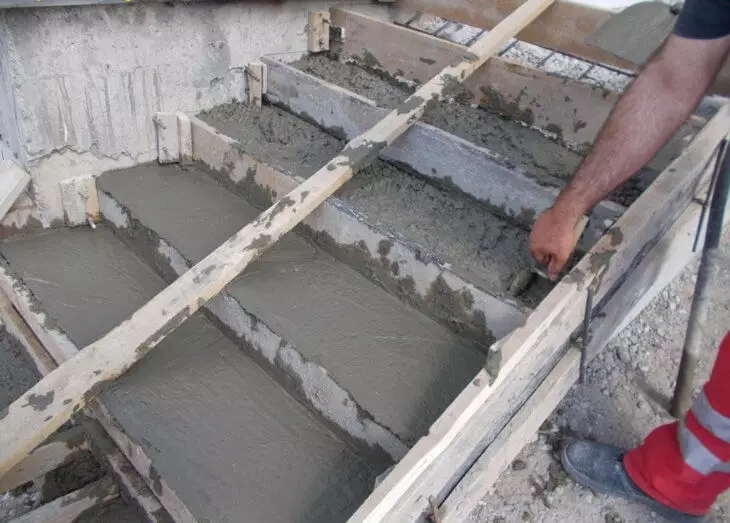 Beton ayvoni uchun zinapoya: qanday qilib forma ishi va beton quyiladi?