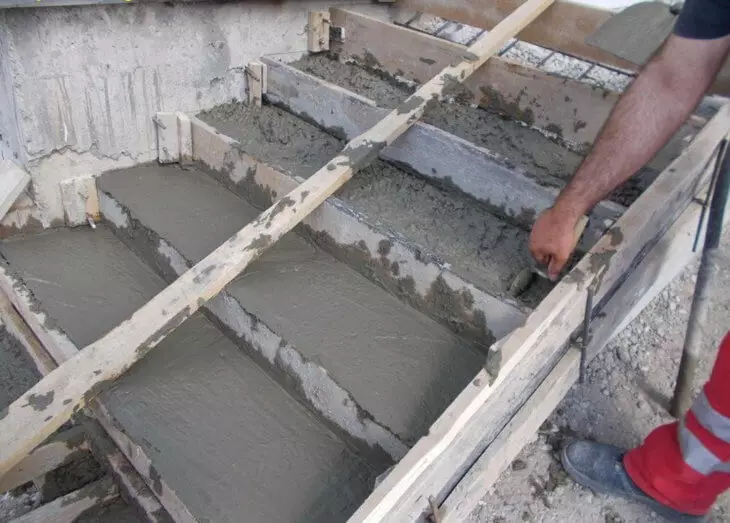 क concrete ्क्रीटको दलको लागि सीढी: कसरी एक औपचारिक बनाउने र क concrete ्क्रीट बनाउने?