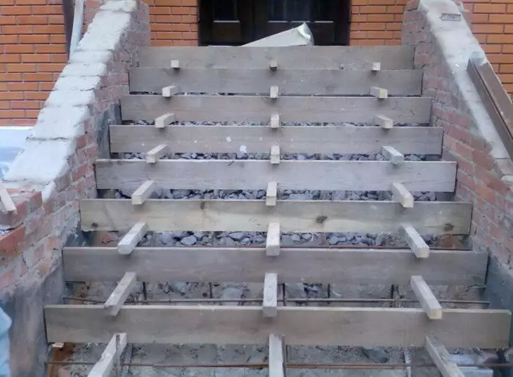 A escadaria para a varanda do concreto: como fazer um cofragem e despeje concreto?