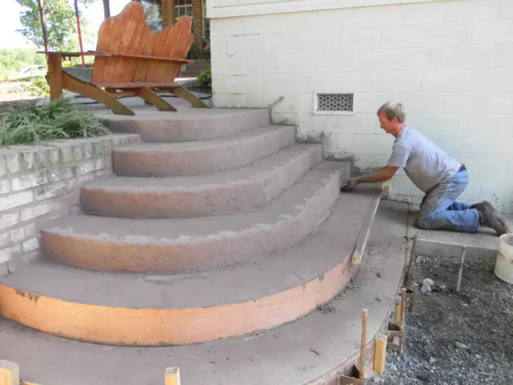 Стълбището за верандата на бетона: как да се направи кофраж и да се налива бетон?