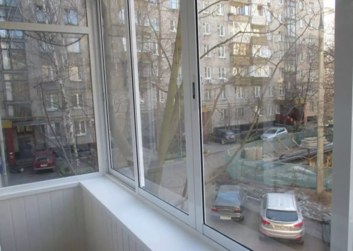 Balkon Glazing dengan Penghapusan: Ulasan dan Teknologi