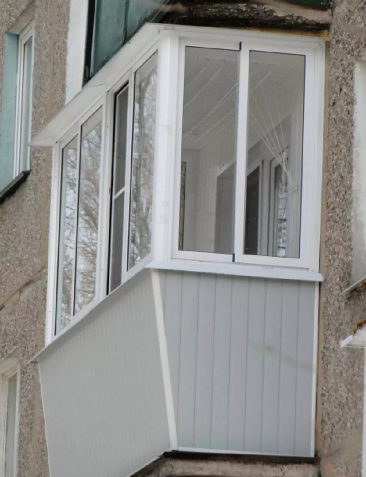 Glazing balcony with removal: reviews and technology