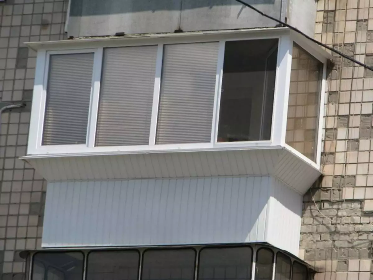 Балкон цена нижний новгород. Балкон с выносом. Выносной балкон. Выносное остекление балкона. Пластиковый балкон с выносом.