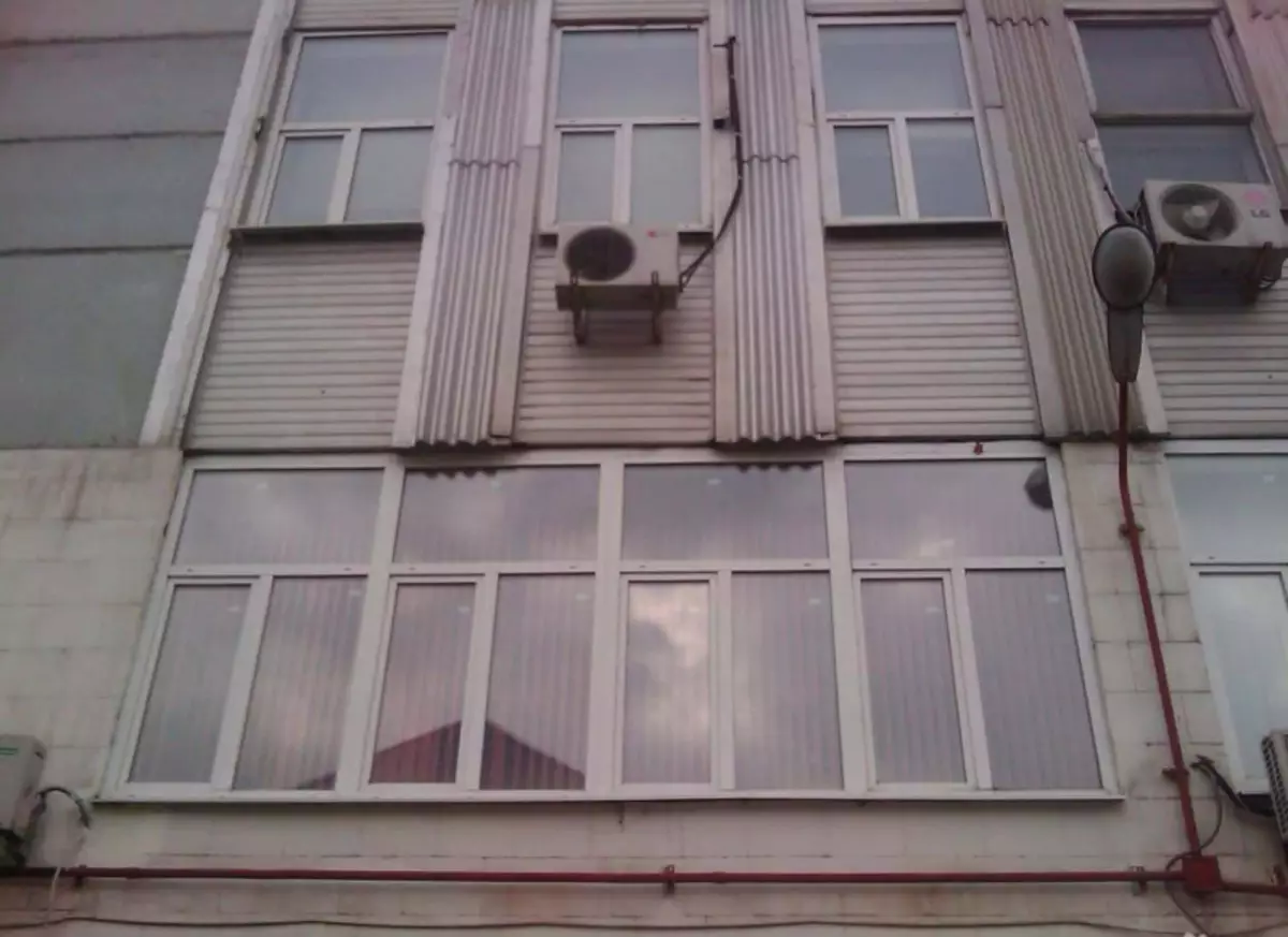 Sisi huzalisha glazing balcony katika nyumba ya mfululizo P-44 au P-44T