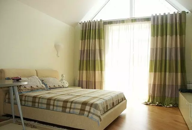 BedsPreads thiab curtains rau chav pw ua koj tus kheej: kev xaiv cov ntaub ntawv, txiav nyiaj