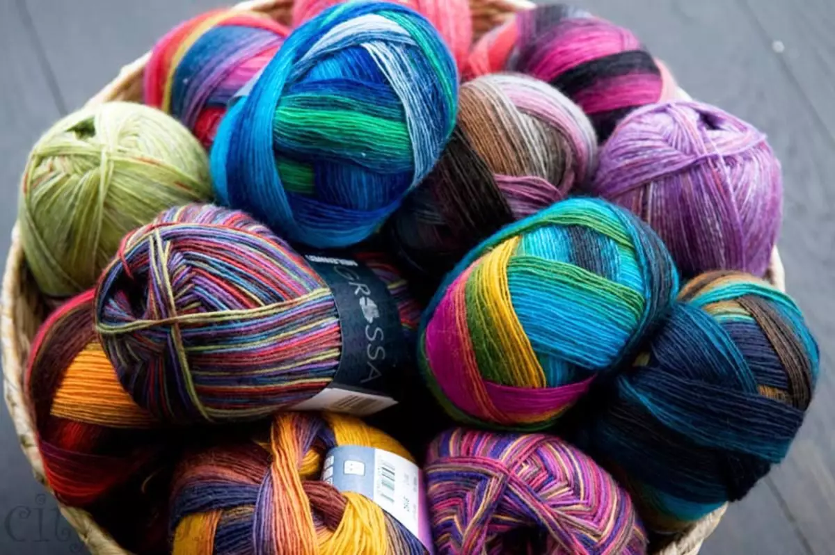 Вязание разными пряжами. Разноцветные нитки. Пряжа. Нитки для вязания. Разноцветная пряжа.
