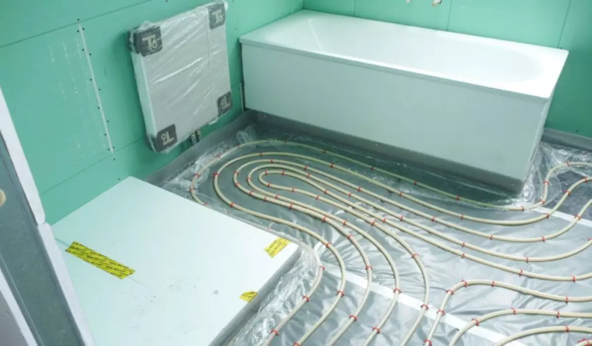 Ζεστό πάτωμα από θερμαινόμενη πετσέτα σιδηροτροχιά: Πώς να συνδεθείτε, Σχήμα