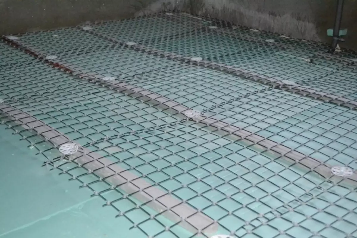 Ζεστό πάτωμα από θερμαινόμενη πετσέτα σιδηροτροχιά: Πώς να συνδεθείτε, Σχήμα