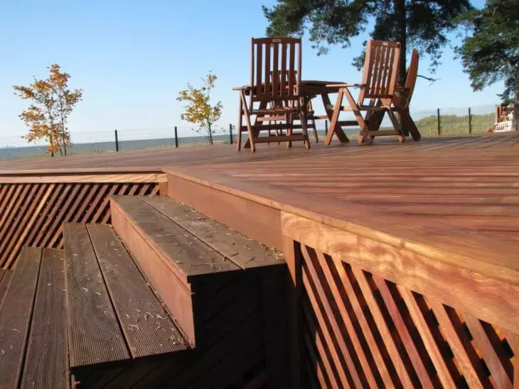 Terraced board porch: secing montage technology.