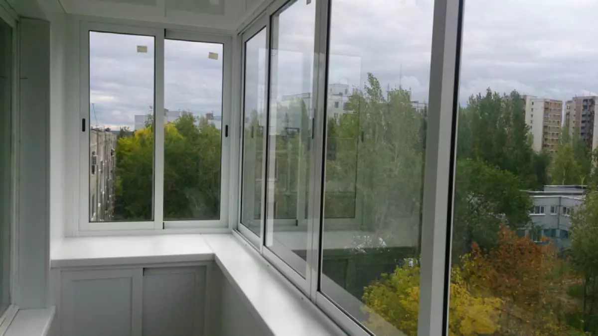 Šalto stiklo balkonas: privalumai ir trūkumai, idėjos ir parinktys