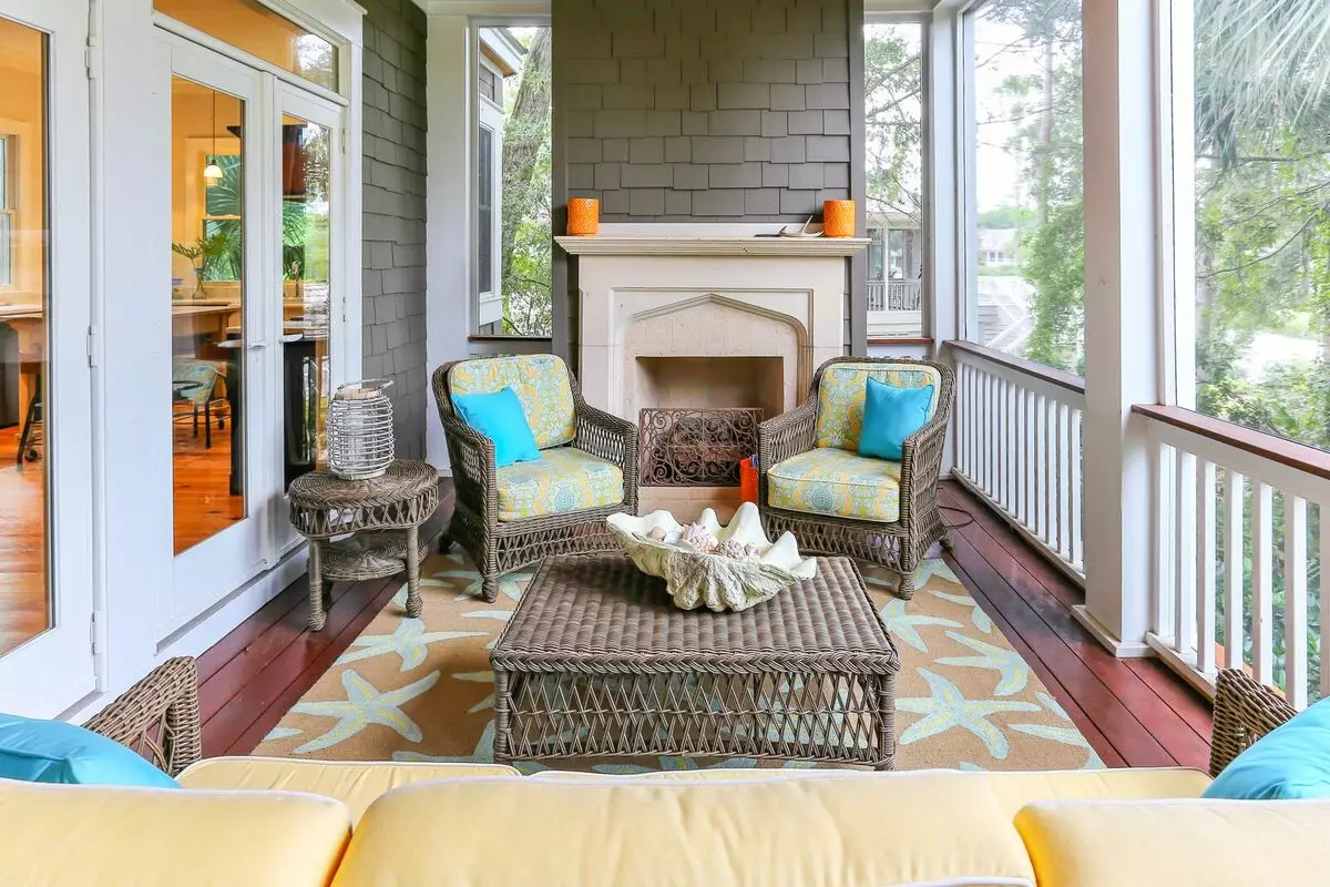 Cum să faci o verandă de vară în țara de stil elegant și frumos gratuit?