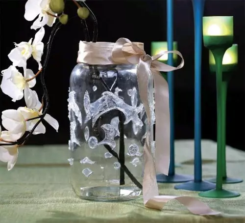 Hvordan lage en elegant vase fra banken med egne hender?