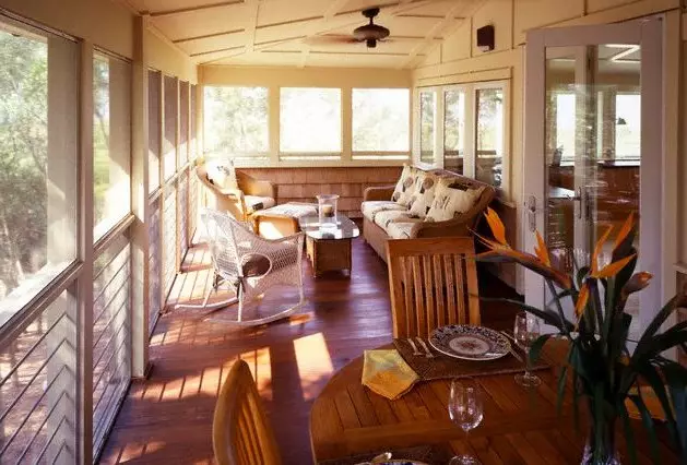 Ötletek a fából készült veranda belsejében (50 fotók)