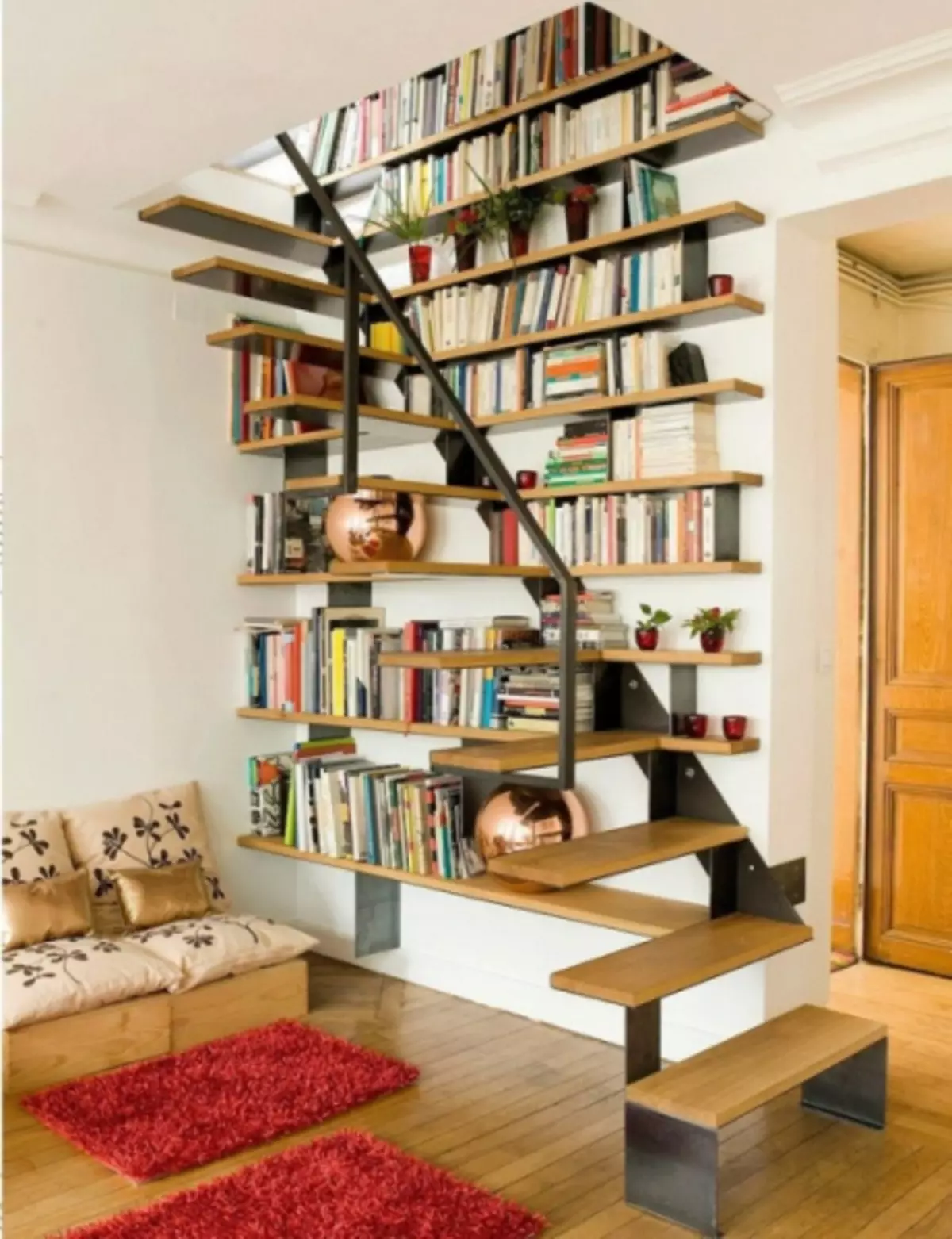 Лестница с полками для книг