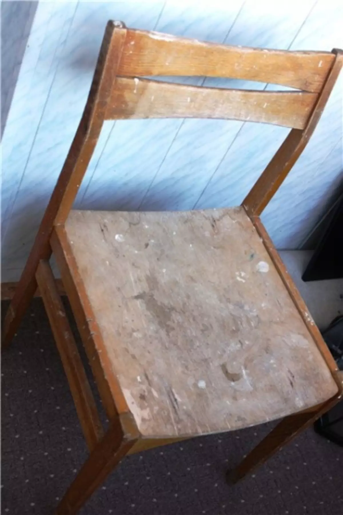 Сломанный деревянный стул