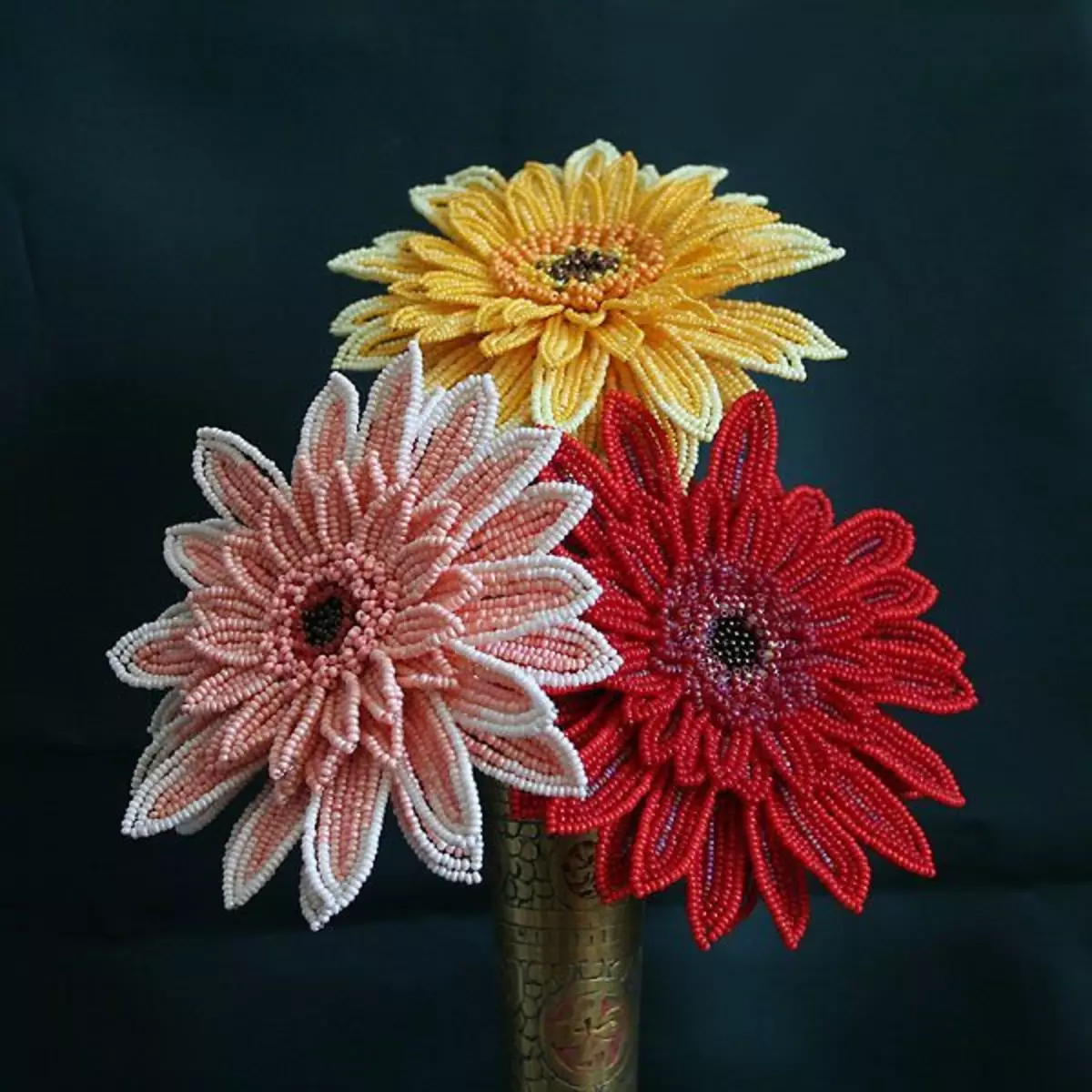 Gerbera from beads for beginners in a master class with schemes and video